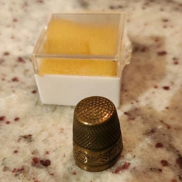 Vintage Metal Thimble - Picture 2 of 5